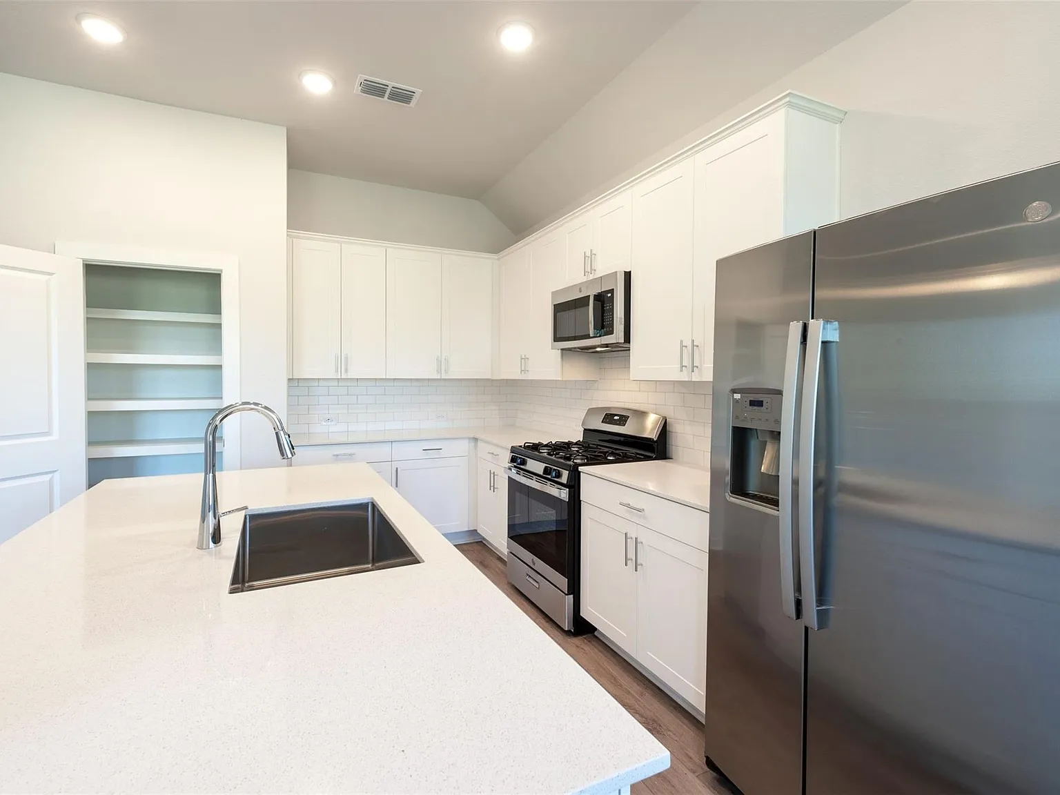 3 bed, 2.0 bath, 1588 sqft, $2,530 — Photo 3