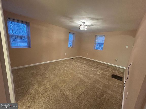 5th image of 613 Hay Rd