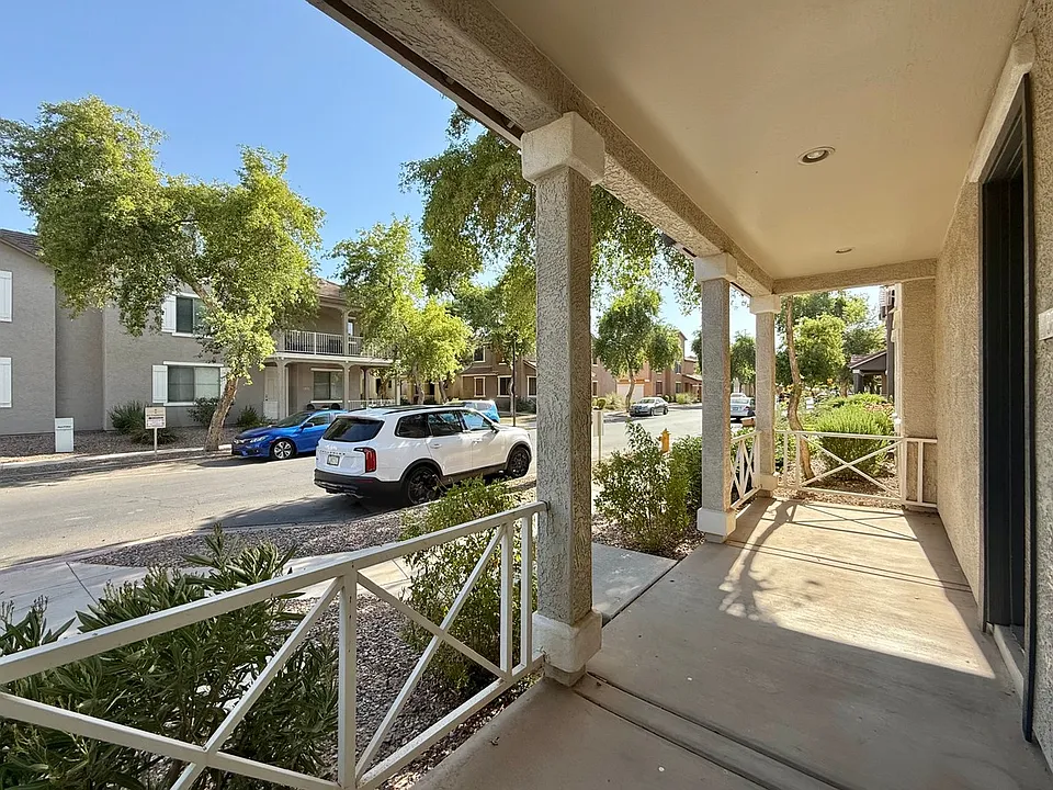 3834 E Santa Fe Ln
