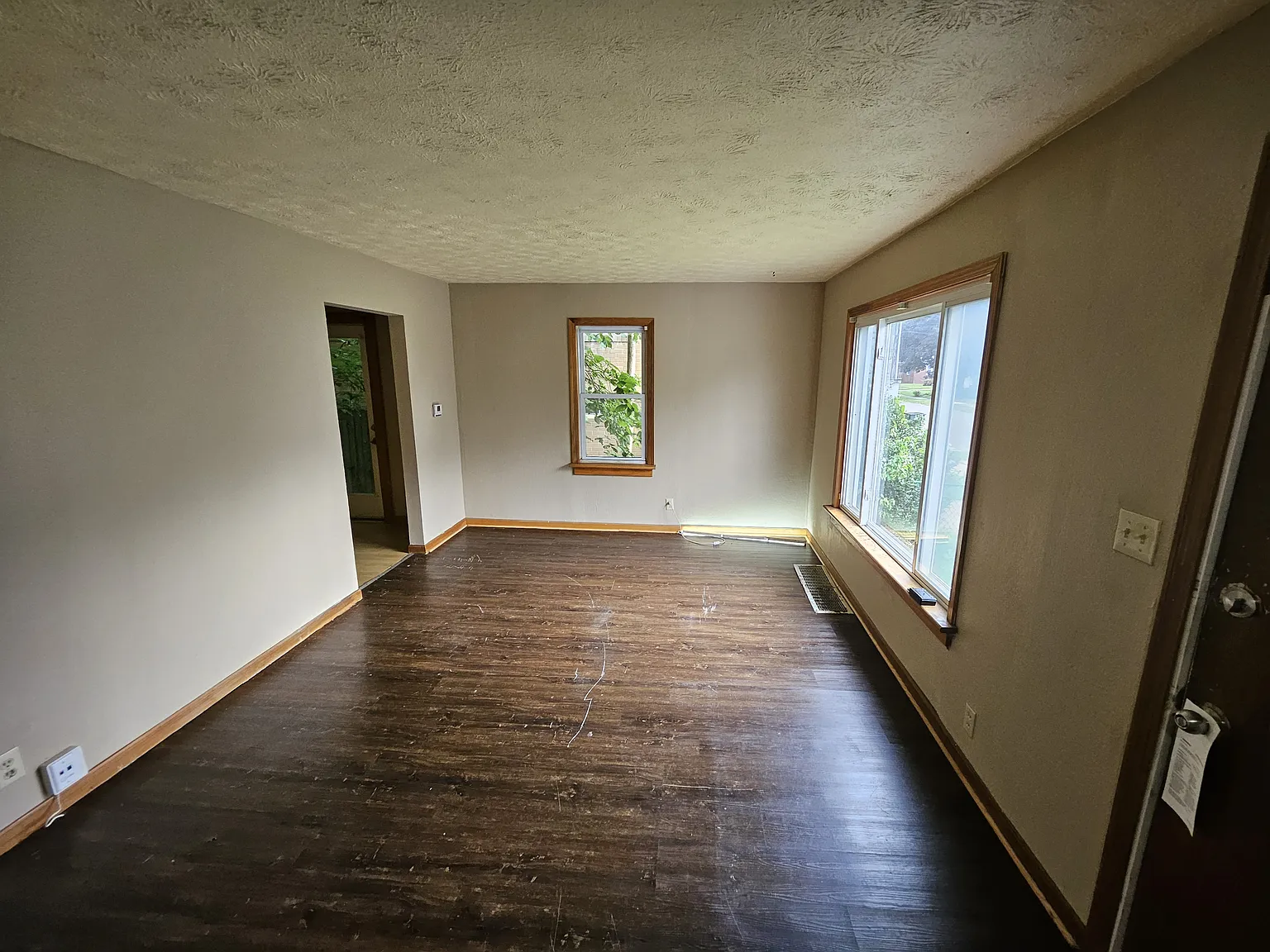 1617 Spring Ave NE — Photo 2