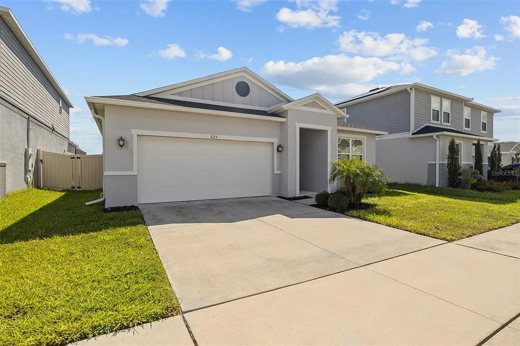 4 bed, 2.0 bath, 1983 sqft, $2,500 — Photo 2