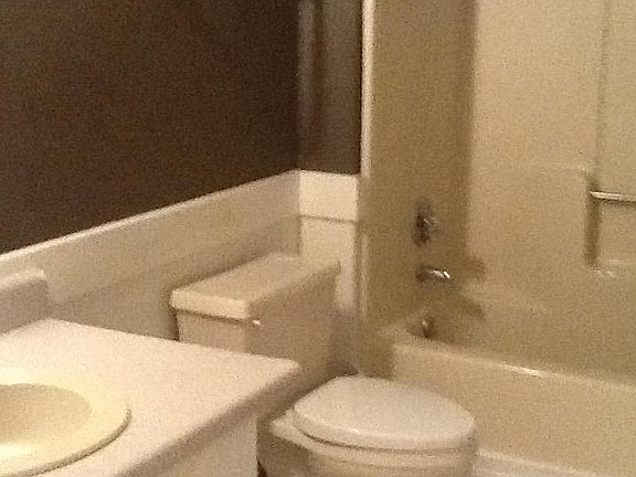 2nd bath located in center hallway