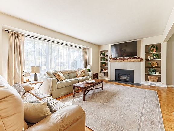 4th image of 42 Shirewood Dr