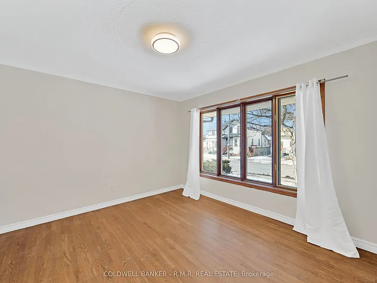 60 Albert St S — Photo 4