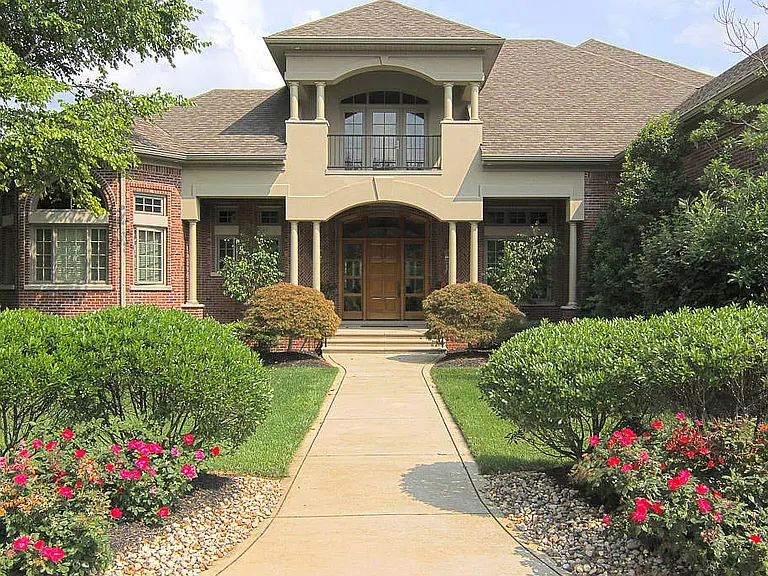 13204 Longwood Ln — Photo 2