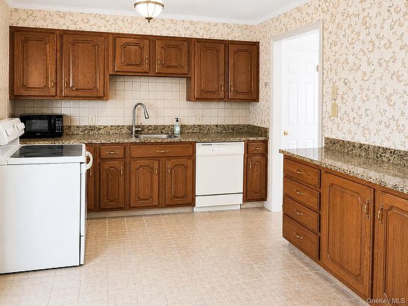 4th image of 17 Kinderhook Dr