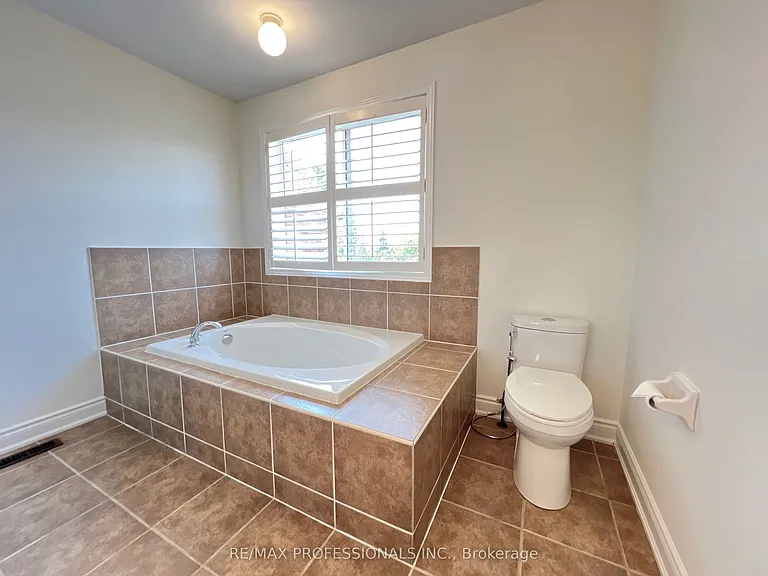 3895 Henrietta Way #MAIN — Photo 32