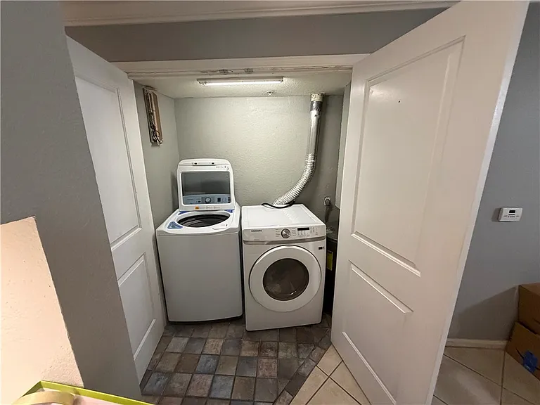 527 Sw Pkwy #104 — Photo 9