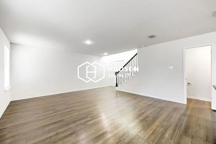 3 bed, 2.0 bath, 1500 sqft, $1,705 — Photo 3
