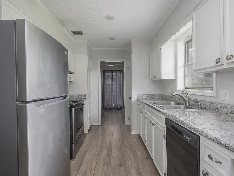 1909 Howard Dr — Photo 3