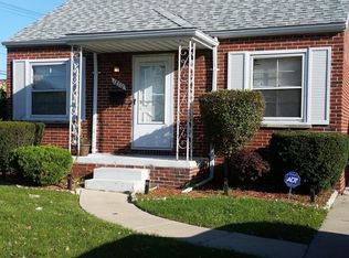 18551 Woodcrest St, Harper Woods, MI 48225