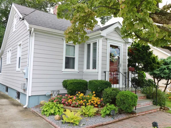 13 Thoreau Avenue, Bellmore, NY 11710