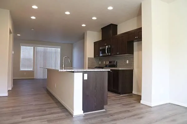 3 bed, 3.5 bath, 1600 sqft, $2,395 — Photo 3