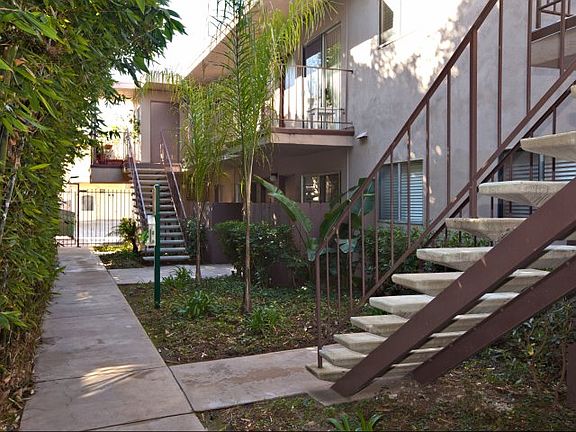 4827 Niagara Avenue San Diego, CA 92107-Elan Pacific Palms Apartment Homes Walkway
