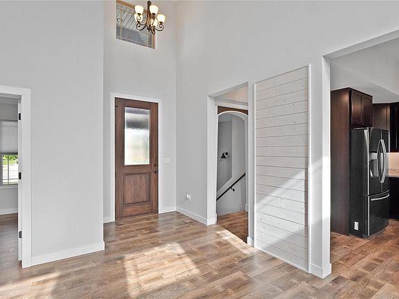 5th image of 400 Silverthorne Dr