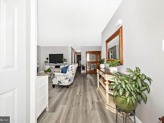 4th image of 5686 Crabapple Dr