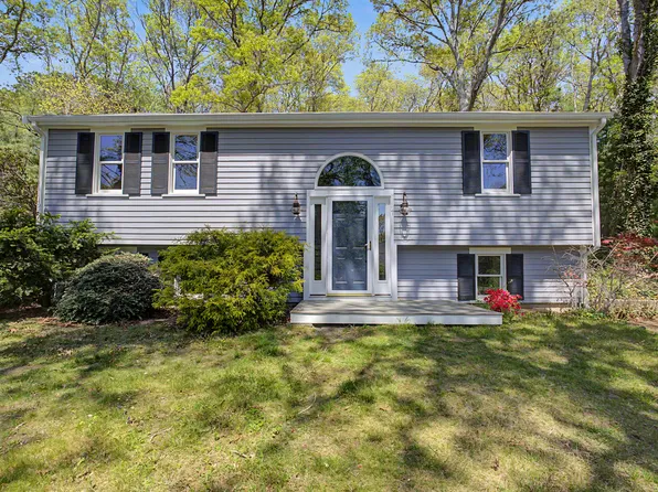 7 Holly Ln, East Sandwich, MA 02537
