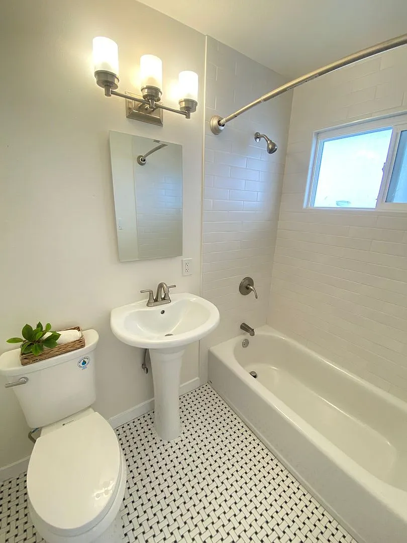 296 Lester — Photo 4