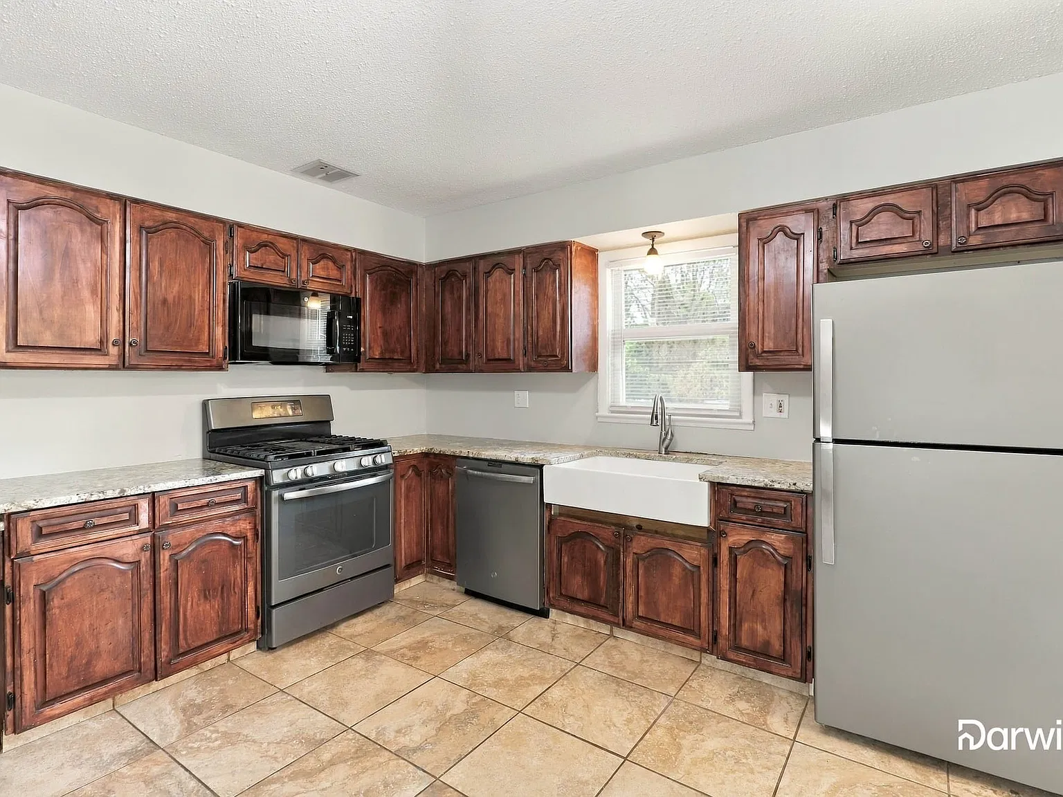 3 bed, 2.5 bath, 1816 sqft, $1,955 — Photo 2