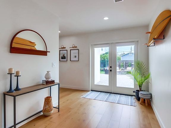 5th image of 2246 Seaside St