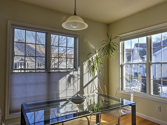 Kitchen eat-in area