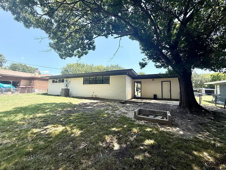 1411 W Shields Dr — Photo 18