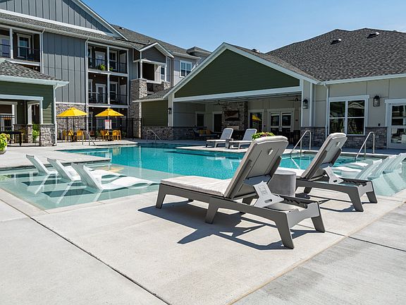 5th image of 101 Lemon Dr #215