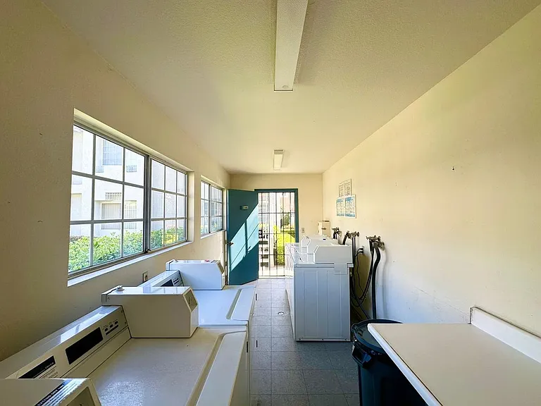 Nelson Apartments (Silver Tree Terrace) — Photo 7
