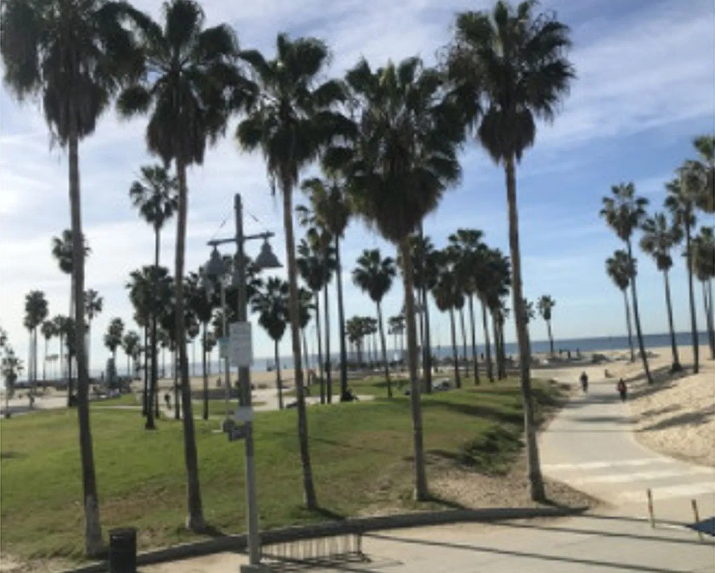 Venice Boardwalk Stylish Furnished Studio- In unit washer and Dryer! — Photo 3