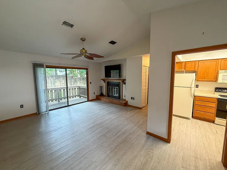 2260 W University Ave — Photo 3