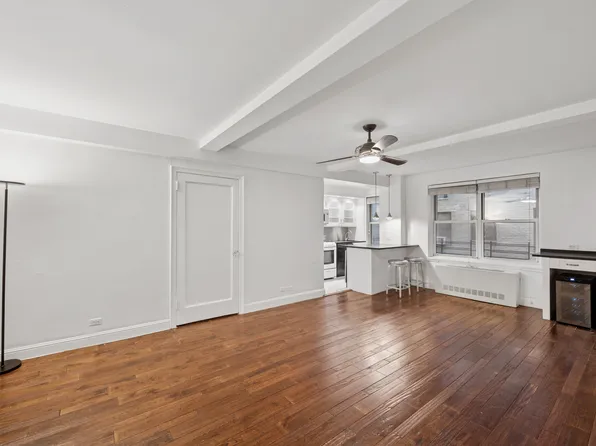 424 East 52nd Street image 4 of 16