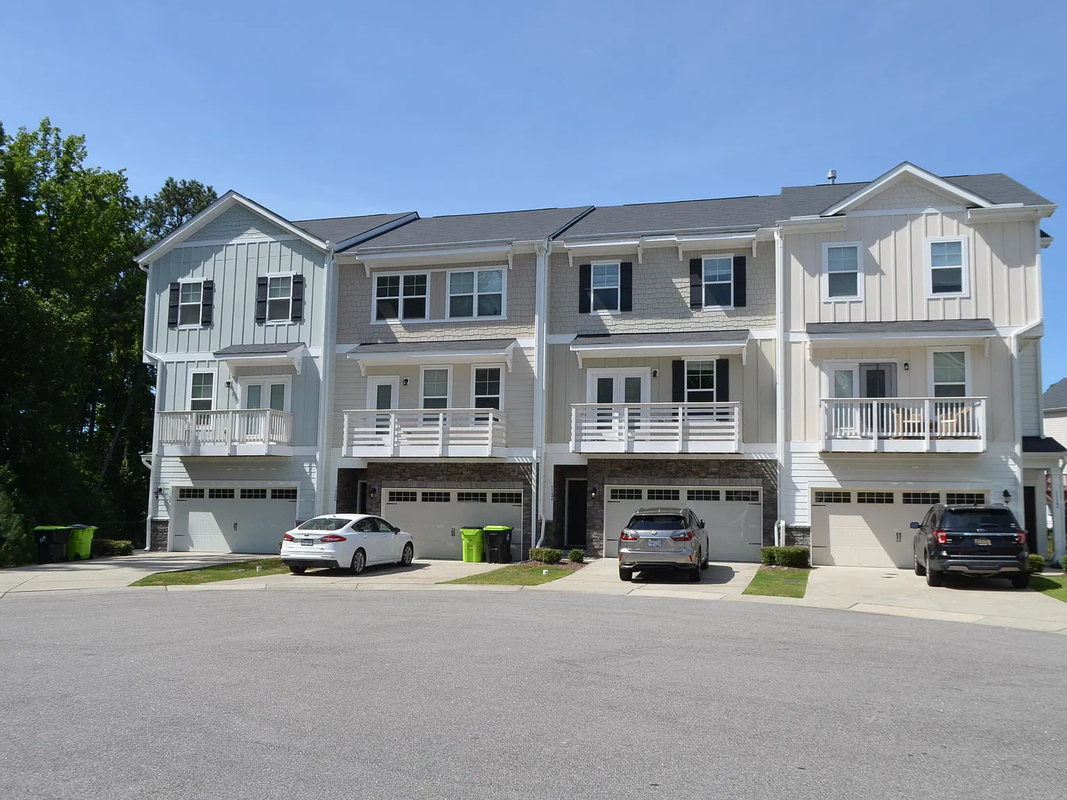 4 bed, 3.5 bath, 2250 sqft, $2,350 — Photo 2