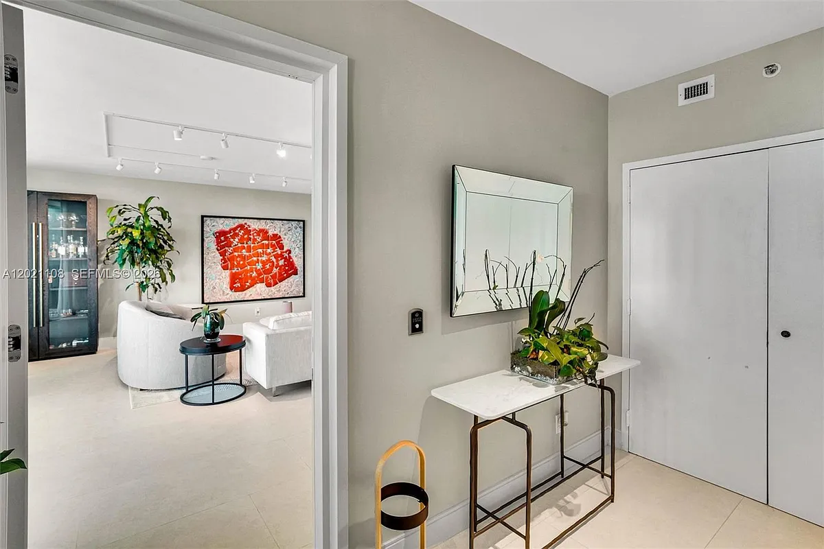 Building Photo - 1643 Brickell Ave #1602
