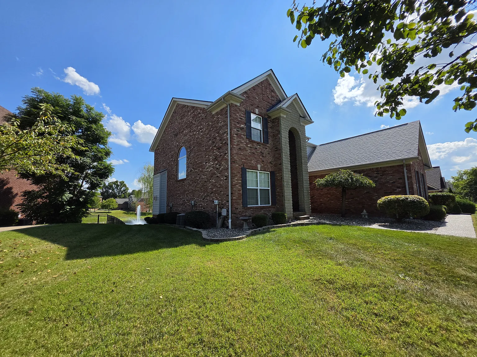 4 bed, 3.5 bath, 4611 sqft, $3,500 — Photo 3