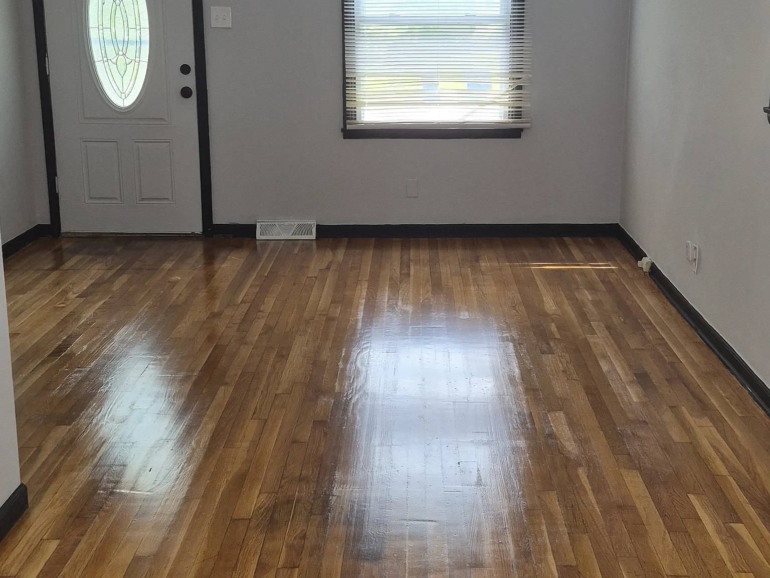 3 bed, 854 sqft, $1,600 — Photo 2