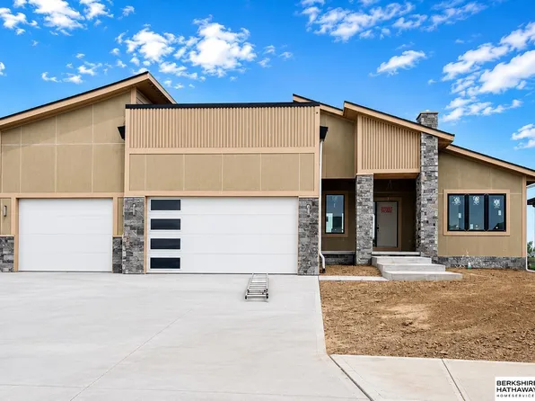 6231 207th St, Elkhorn, NE 68022
