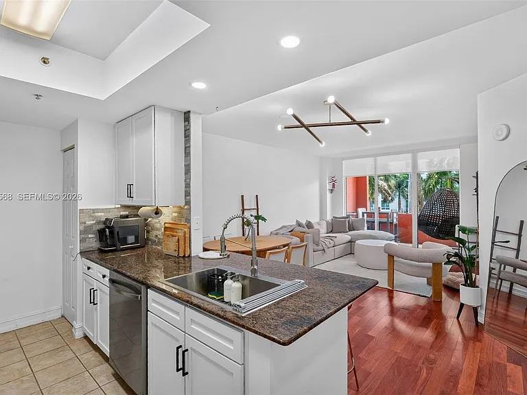 2000 N Bayshore Dr #306 — Photo 6