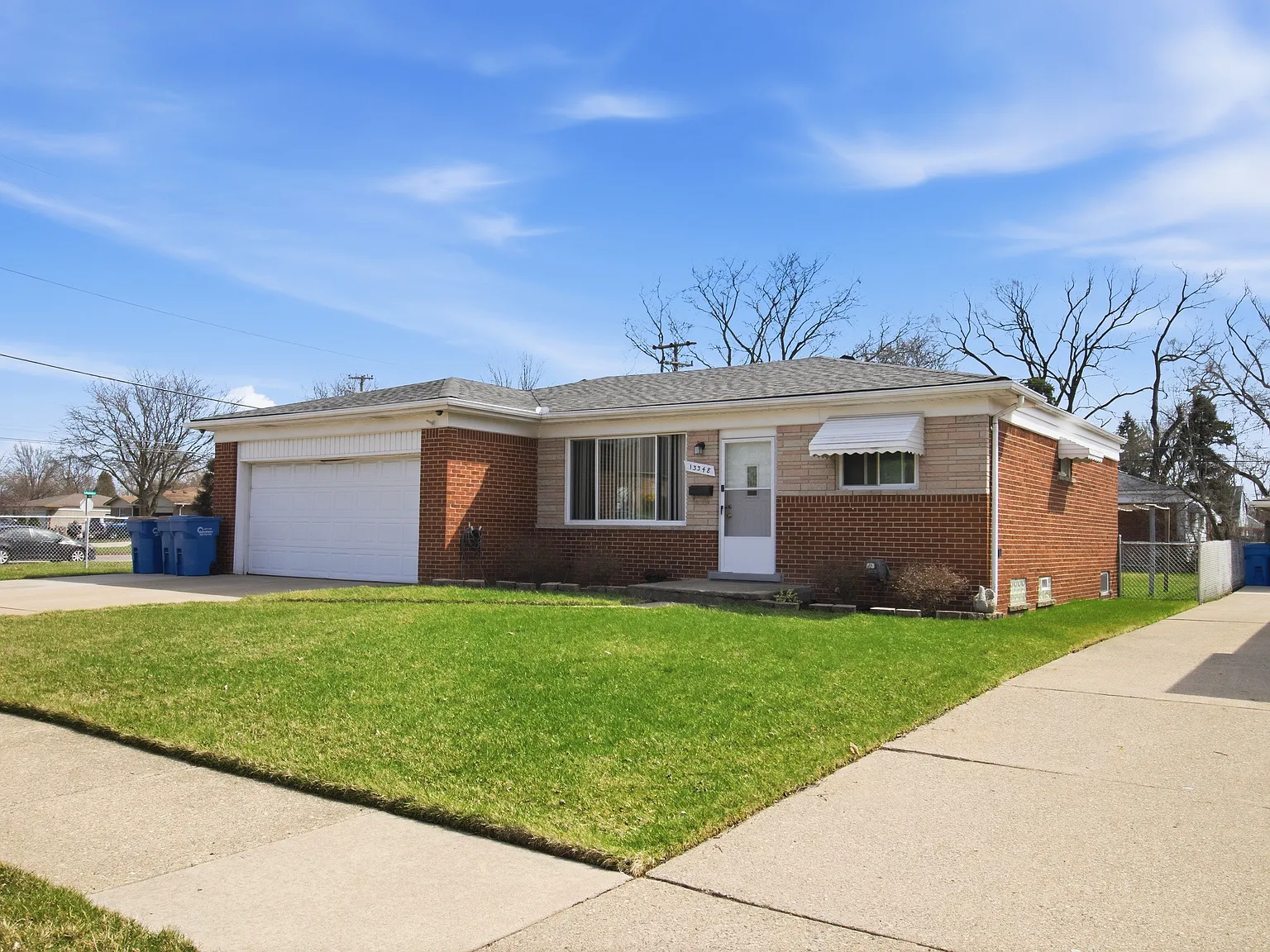 3 bed, 1.5 bath, 990 sqft, $2,100 — Photo 3