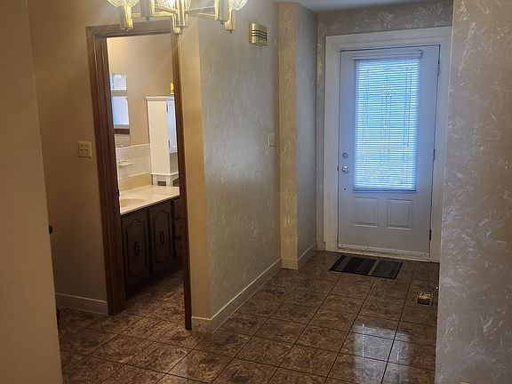 3rd image of 194 Beta St