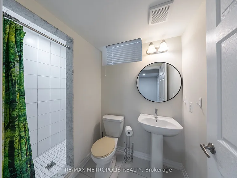 39 Northrop Ave — Photo 28