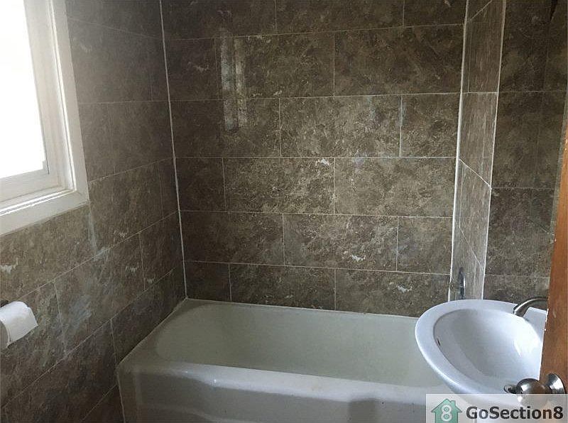 2nd image of 6915 N Ridge Blvd APT 1C