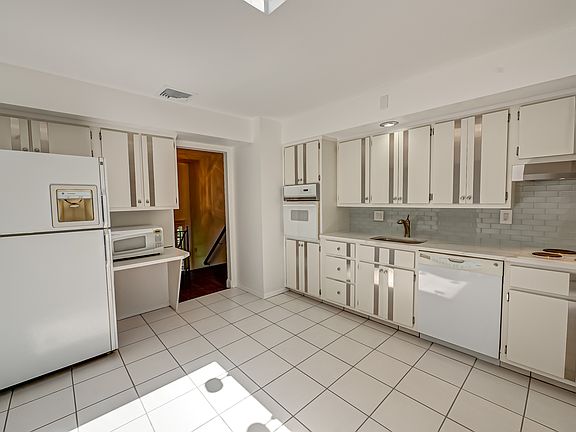 3rd image of 26 Valleywood Rd