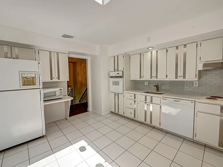 26 Valleywood Rd — Photo 3