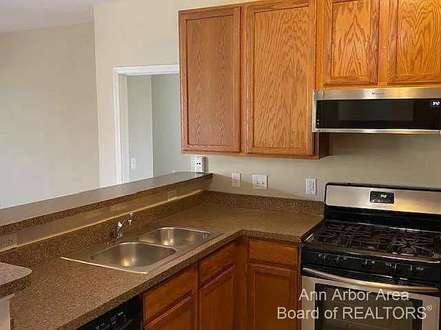 3254 Primrose Ln — Photo 6