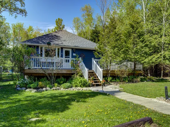 2 Maplewood Dr, Tiny, ON L0L 1P1