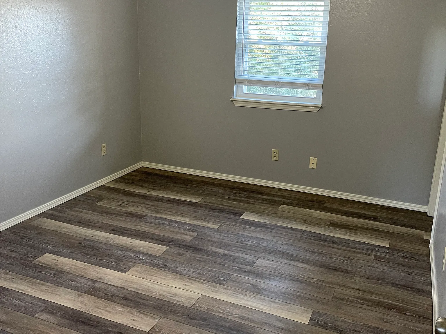 3 bed, 1.5 bath, 1250 sqft, $1,300 — Photo 4