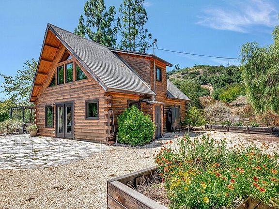 3rd image of 2689 Daisy Ln