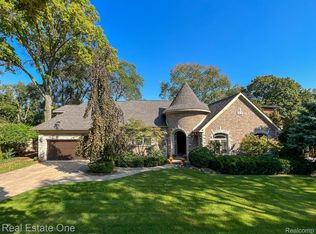 8226 Huntington Rd, Huntington Woods, MI 48070