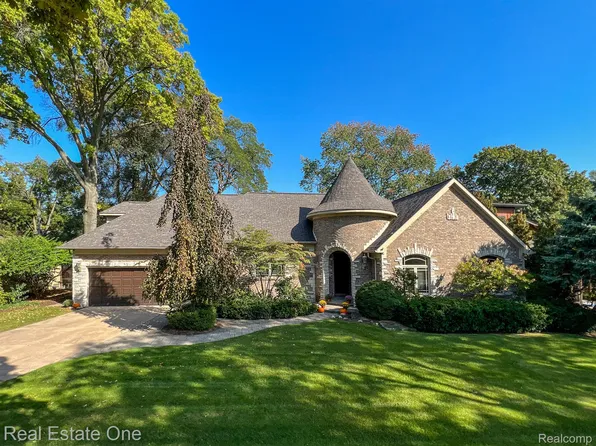 8226 Huntington Rd, Huntington Woods, MI 48070