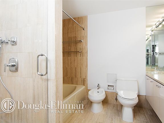 3rd image of 15 W 53rd St #43B